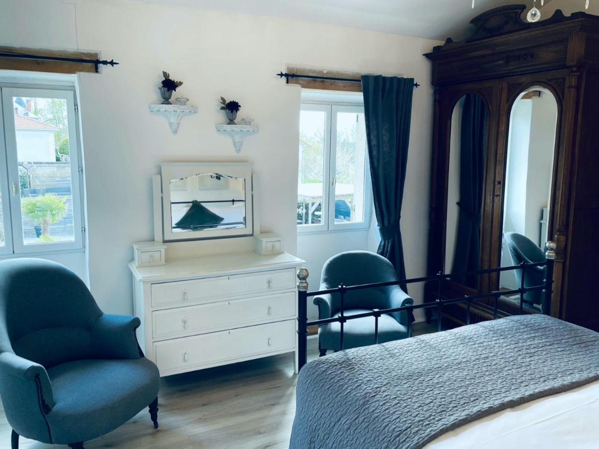 Maison Hirondelles Gites Mezieres-sur-Issoire 외부 사진